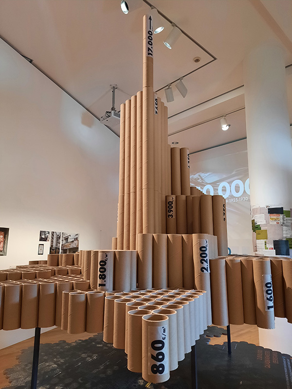 実用工芸博物館（Museum Angewandte Kunst）にて、フランクフルトの土地価格を示すタワー