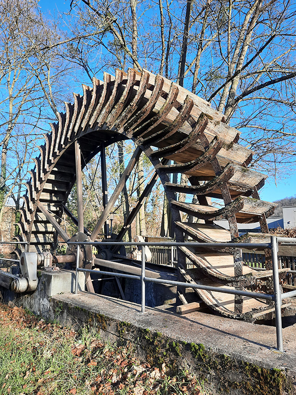 散歩道では水車も見ることができます