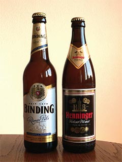 BINDING Römer Pils（左）とHenninger Kaiser Pilsner