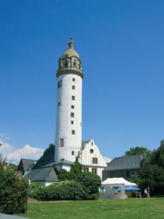 青空に映えるヘキスト城の白い塔