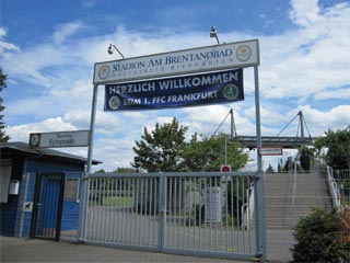 ルーデルハイムにある本拠地「Stadion am Bren tanobad」の入り口