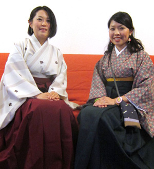 艶やかな袴姿の北尾女流二段（左）とアシスタントのファーベル理沙さん