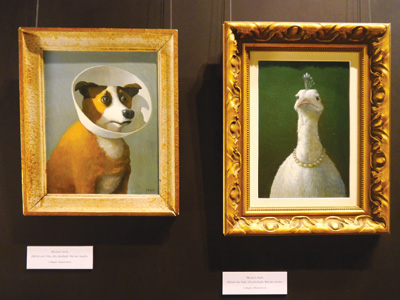 エリザベスカラーをしている犬と白いクジャクの絵画