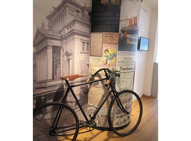 マーラーの指揮によるコンサートのポスターと、彼が乗っていた自転車