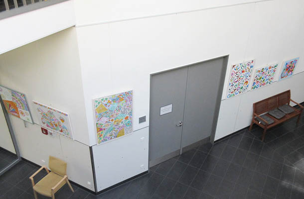 センターの壁に展示されているカラフルな作品