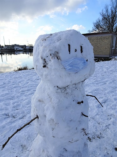 マスクを着けた雪だるま