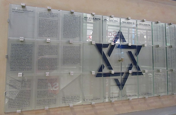 ユダヤ人墓地の跡地に立つショッピングモール内には、墓碑銘が刻まれたプレートがあります