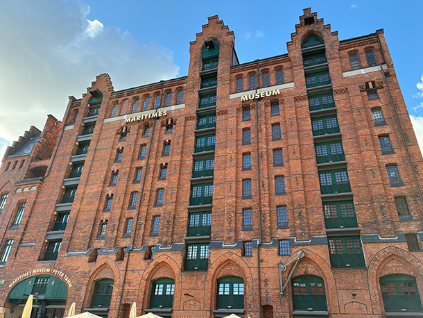 堂々とそびえ立つ国際海洋博物館