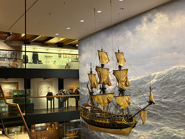 波を背景に吊り下げられた帆船がダイナミック！