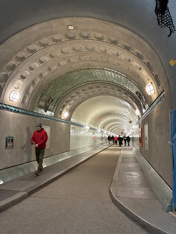 ノスタルジックな雰囲気の旧エルベトンネル