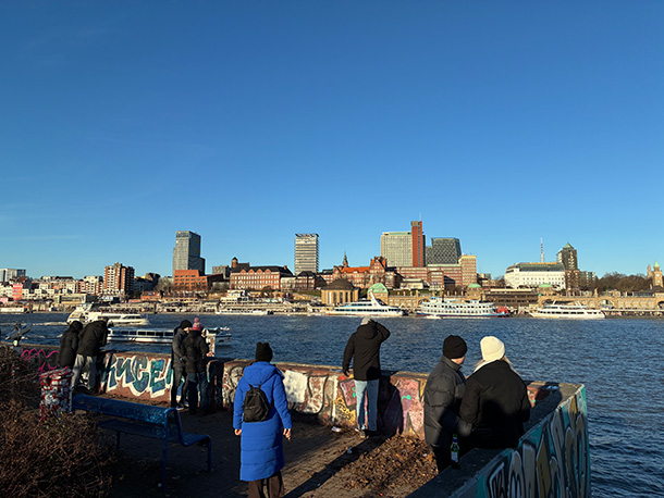 対岸の空を眺めるパノラマ風景