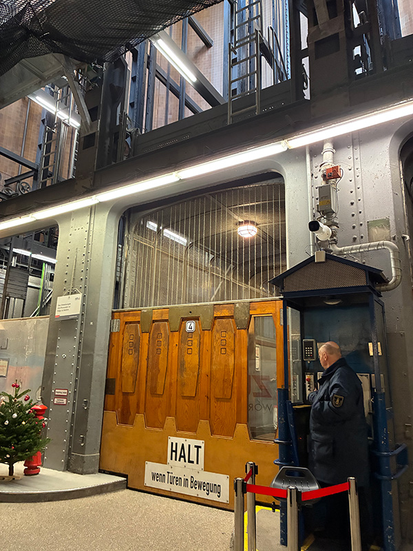 かつて馬車も乗せたというエレべーター