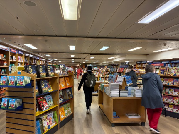 洋上本屋には約5000冊の本があります