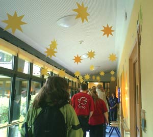 ホスピス内の明るい廊下