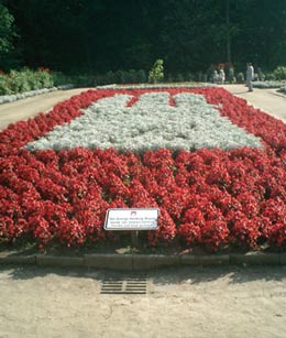 庭園内にあるベゴニヤで作られたハンブルクの州旗