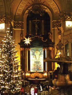 ミヒャエル協会の祭壇画とクリスマスツリー