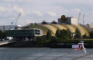 エルベ川対岸にあるTheater im Hafen