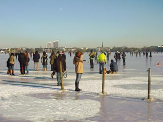 アルスター湖の上を散歩する人々