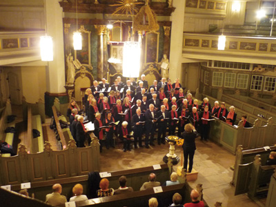 演奏するレリンゲン教会聖歌隊