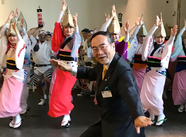 阿波踊りに合わせて踊りだす知事