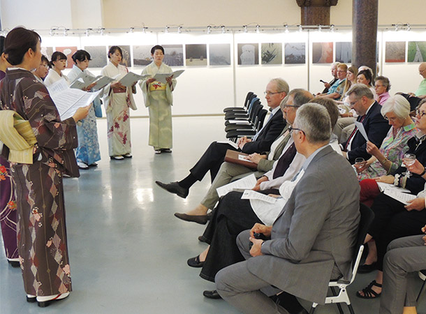 開幕式で日本の歌を披露する女性合唱団