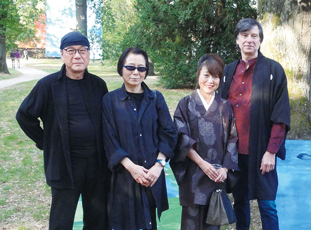 吉川さんの作品の前にて、左から宮田さん、吉川さん、文倉さん、フーマンさん