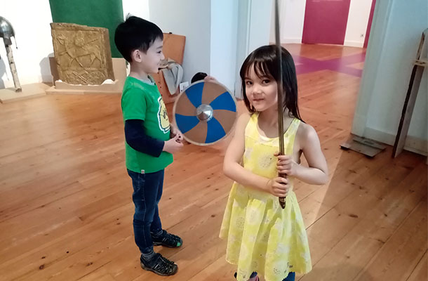 展示物に触ってもOKです