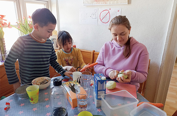 子どもたちと一緒に料理を作りました