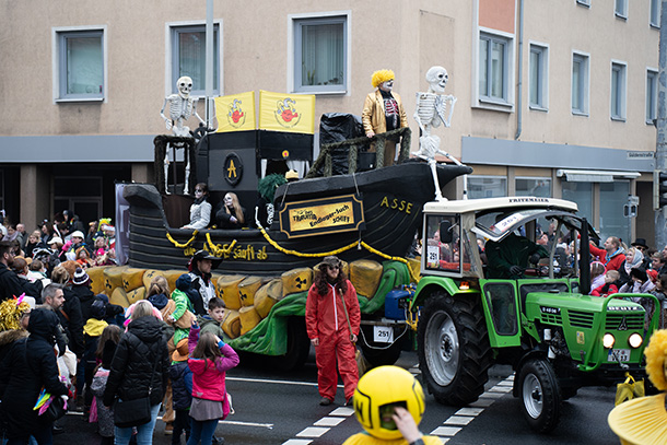 核のゴミをイメージした山車