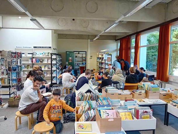 ペアになって好きな本を読む時間