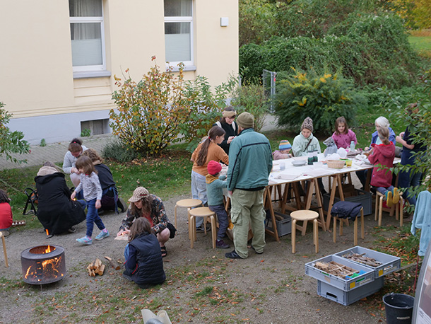 焚き火の薪を割るのも楽しいです