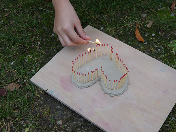 マッチで火をつける