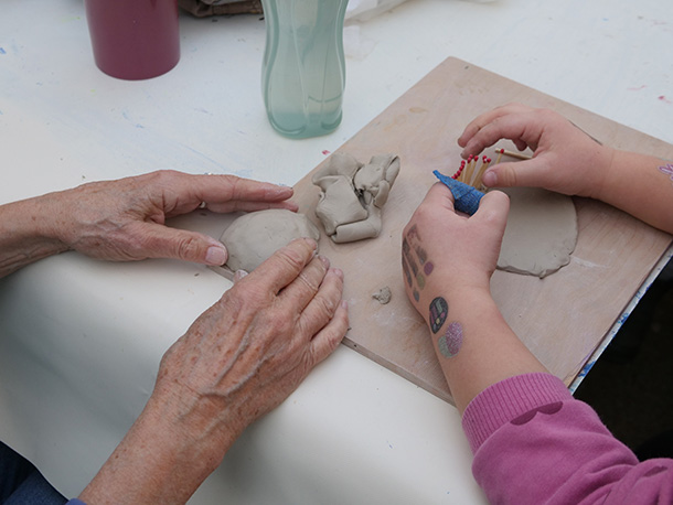 おばあちゃんと一緒に土を練る