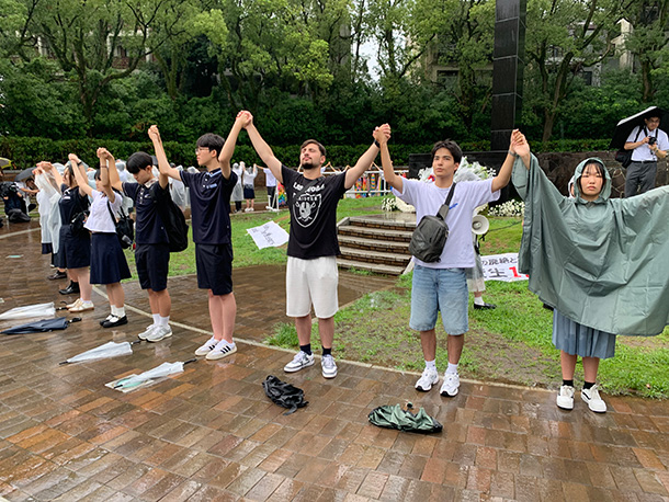 長崎の爆心地で高校生平和大使たちと