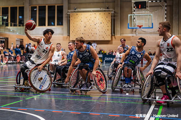 試合中の高柗さん。選手たちは筋肉隆々で、試合は迫力満点です