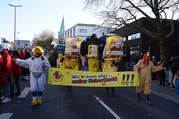 「私たちは、安全性以外の全てに対応可能です」と書かれたバナー