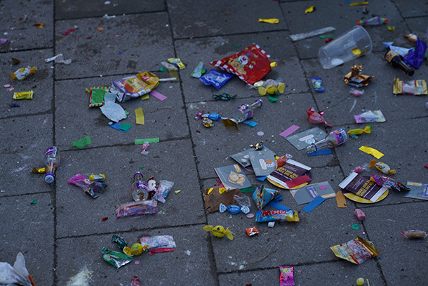 カーニバルの後、ゴミが散乱する街