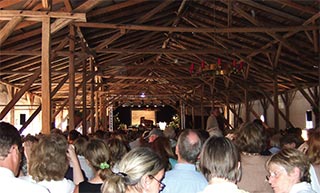コンサート会場の木造牛舎の中は天井が高く広々として心地良い