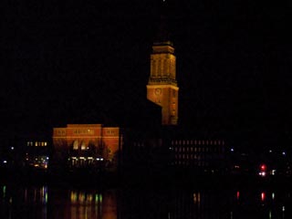 夜景に美しく映えるキール・オペラハウス