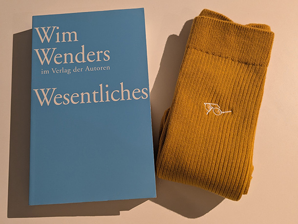 ヴェンダース監督の最新エッセイ集『Wesentliches』（2025年）。ユニクロ×ヴィム・ヴェンダースの靴下と共に