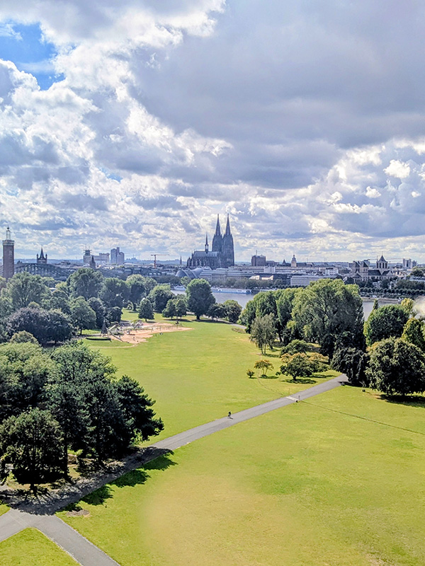 ケーブルカーから見渡すケルン大聖堂とライン公園