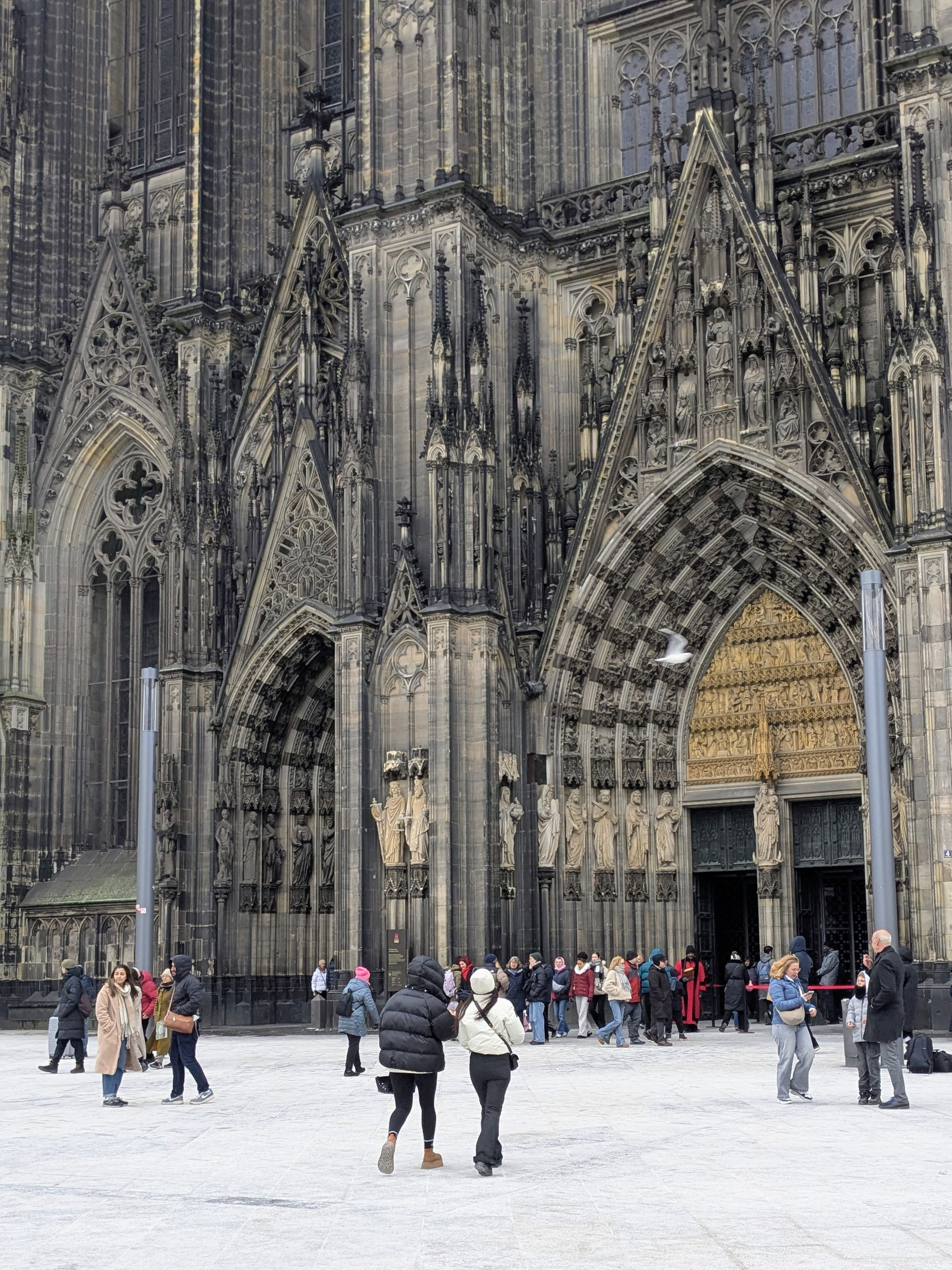 この冬は大聖堂前広場も凍るほど寒く、ますます春が待ち遠しいです