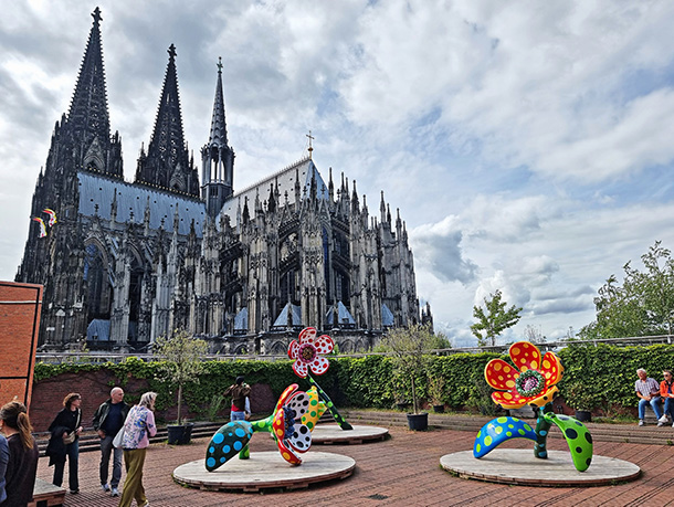 ケルン大聖堂と「天空にささげたわたしの心のすべてをかたる花たち」