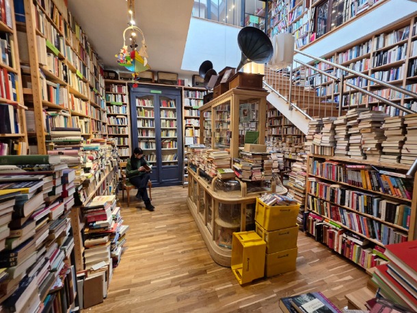 本に囲まれ本を読む。楽園はここにあり