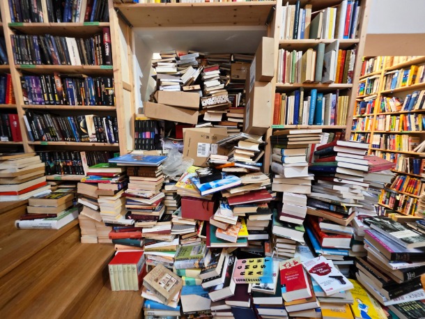 クラシカルで愛らしいインテリア。もちろん本は所狭しに