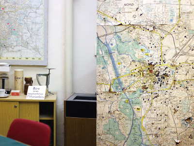 （左）シュタージ職員が勤務していたオフィス、（右）監視場所をしるした地図