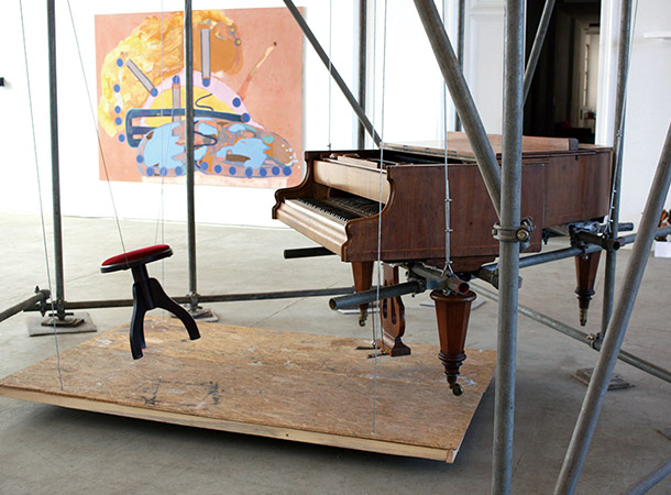 約400kgの浮いたピアノ
