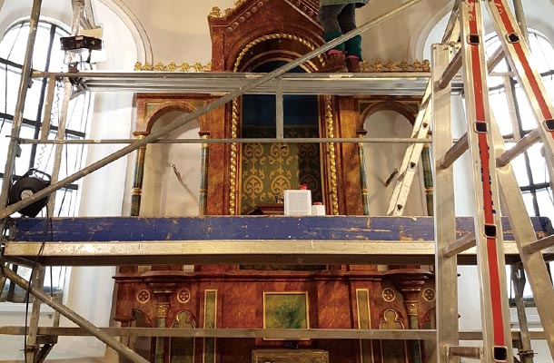 現場で祭壇の保存修復