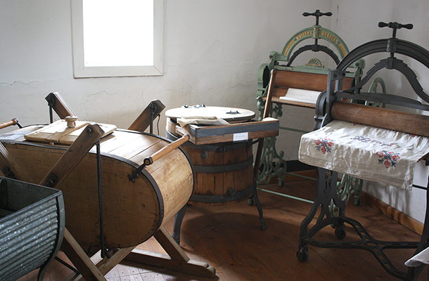 1628年当時の洗濯部屋（昔の手回し洗濯機、アイロン台）