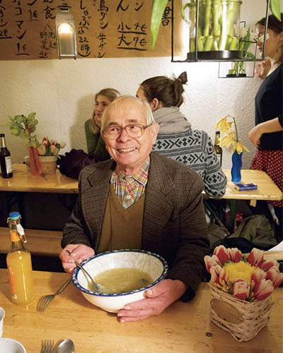 おいしいラーメンを食べると誰もが笑顔に